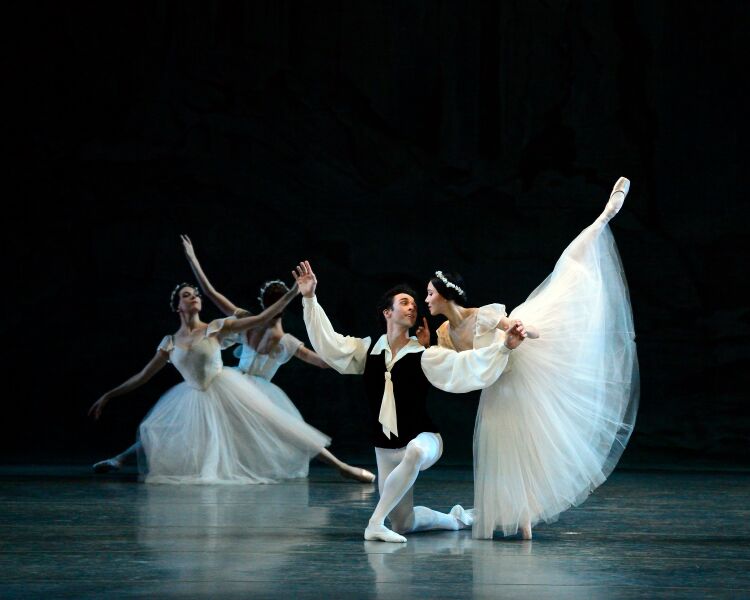 Heo Seo in La Slyphine in a penche en pointe as she leans over Thomas Forester who is kneeling and looking at her